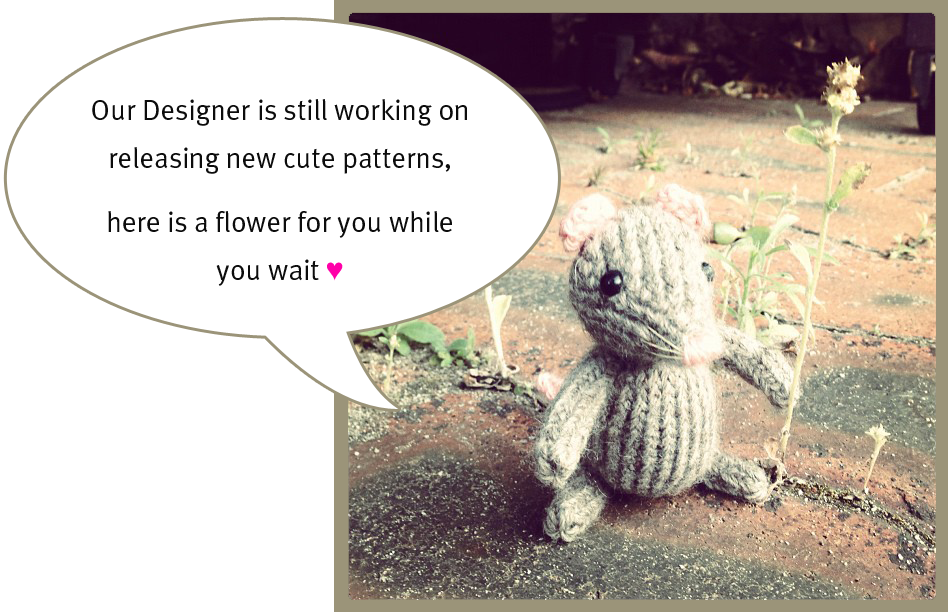 Knitted Mouse holding a flower