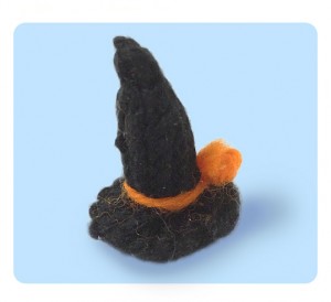 folding a tiny witch hat with pape4